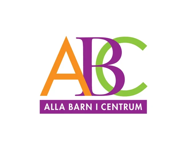ABC-logotypen i orange, lila och grönt med texten ”ALLA BARN I CENTRUM” i vitt på en lila rektangel nedanför.