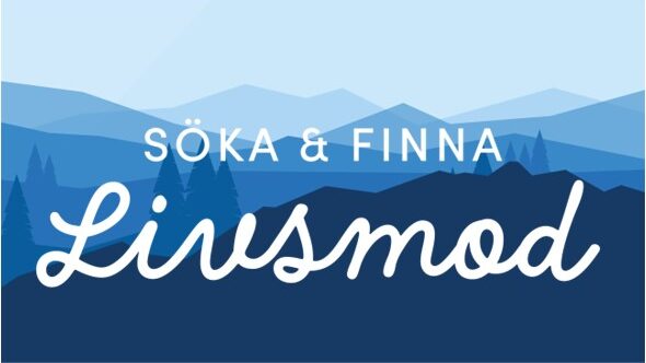 Texten lyder ”Söka & Finna Livsmod” ovanför blå berg och träd i en silhuettstil med flera lager.