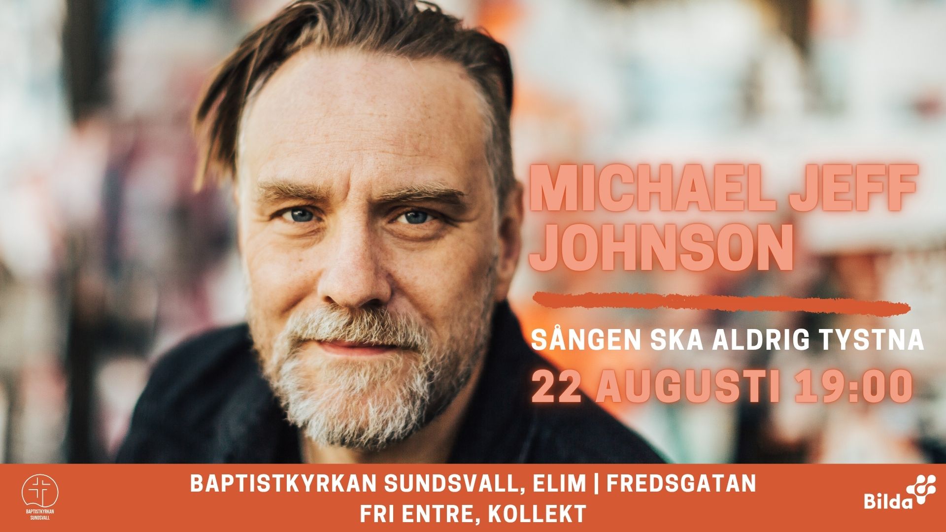En medelålders man med kort hår, evenemangsinformation på svenska, orange och vit text över bilden, suddig bakgrund.