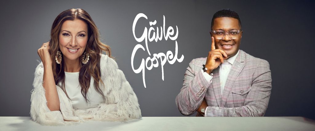 Två leende personer, den ena klädd i vitt, den andra i en rutig jacka, med texten ”Gävle Gospel” skriven mellan dem på en grå bakgrund.