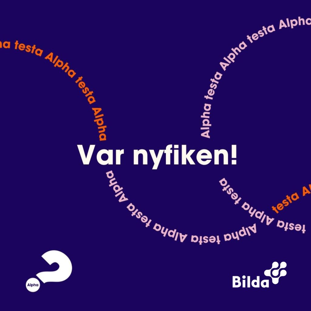 Mörkblå bakgrund med texten ”Var nyfiken!” i vitt och en cirkelformad text med texten ”Alpha testa” i orange och vitt.