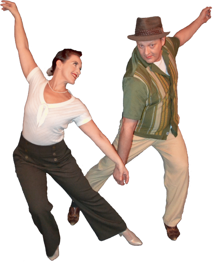Två personer som dansar swing, hand i hand, leende och poserar mitt i ett danssteg i kläder i vintagestil.