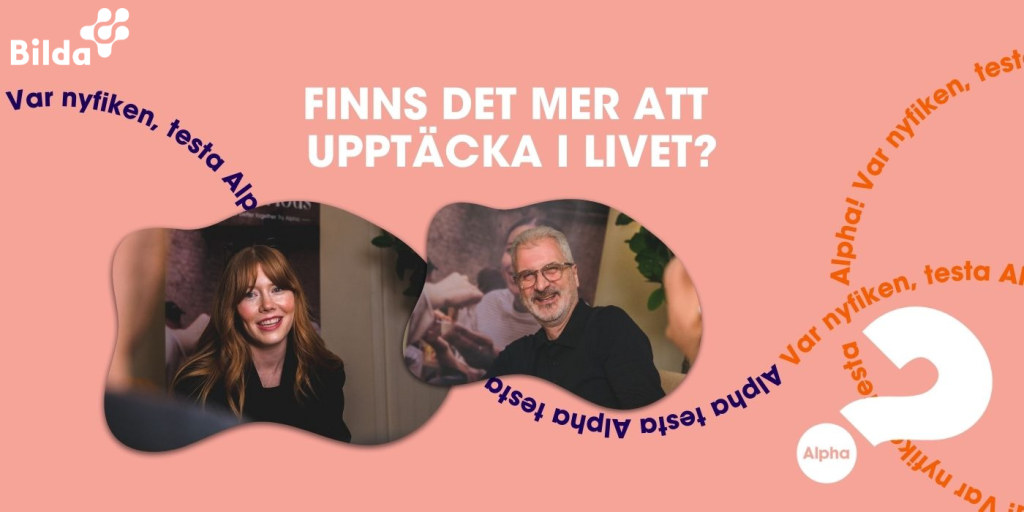 Två leende personer och svensk text på en persikofärgad bakgrund med färgglada designelement och frågetecken.