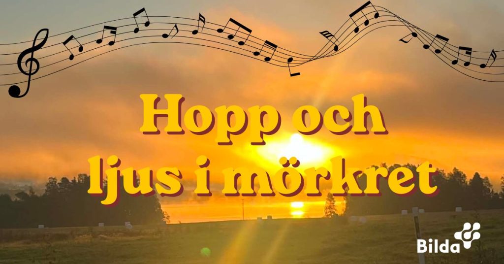 Solnedgång med musiknoter och den svenska texten ”Hopp och ljus i mörkret” framför ett stämningsfullt landskap i silhuett.