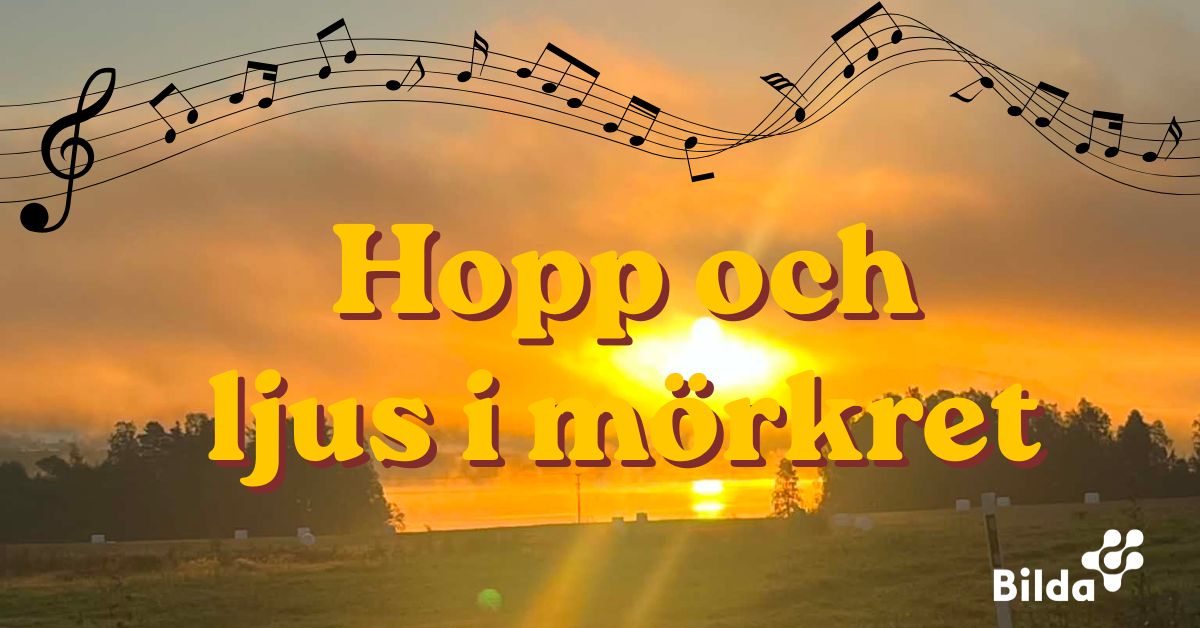 Solnedgång med musiknoter och den svenska texten ”Hopp och ljus i mörkret” framför ett stämningsfullt landskap i silhuett.