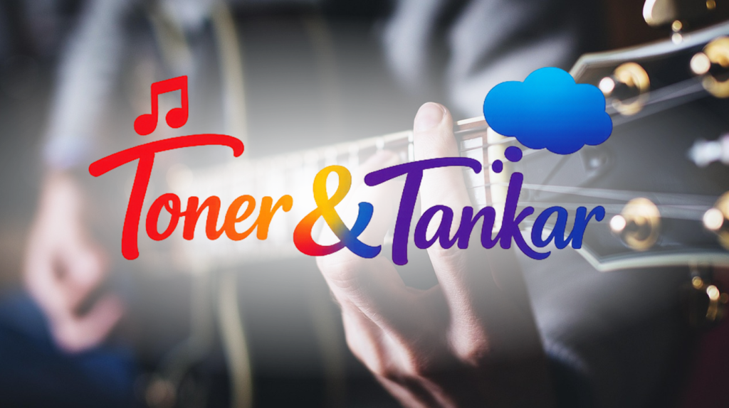 En person som spelar gitarr med texten ”Toner & Tankar” samt ikoner för en musiknot och ett moln överlagda.