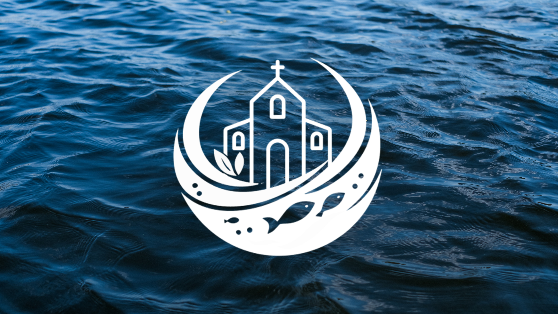 En vit kyrka och en fiskikon som syns mot bakgrunden av krusande blått vatten.