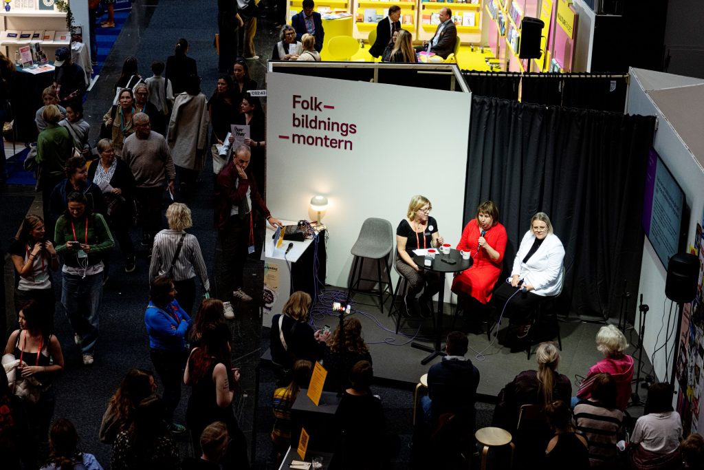 Tre kvinnor deltar i en paneldiskussion inför en publik vid ett folkbildningsevenemang.