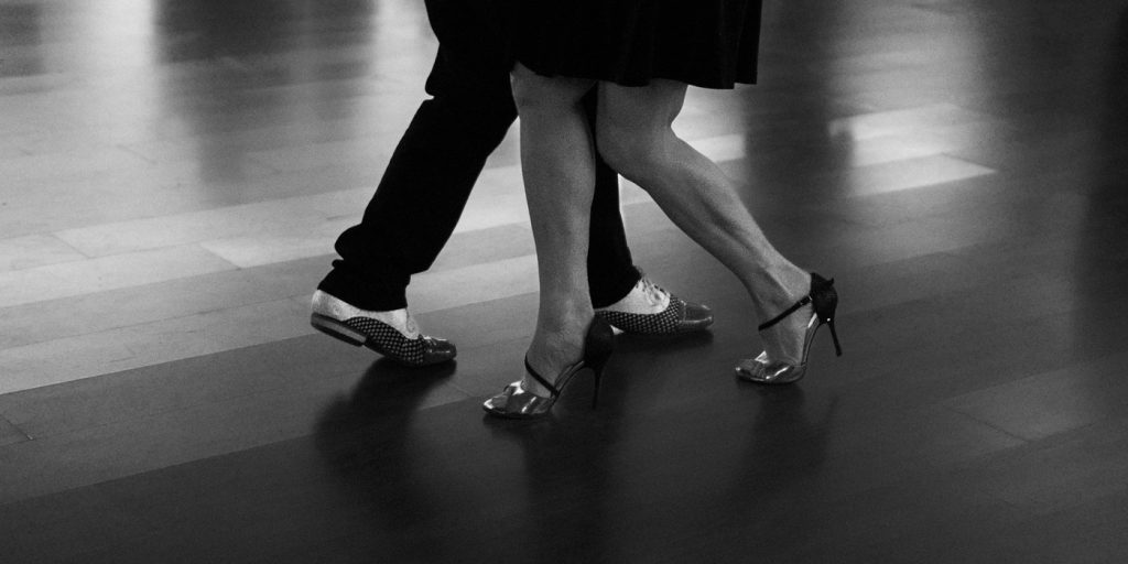 Några personer som står på dansgolvet.