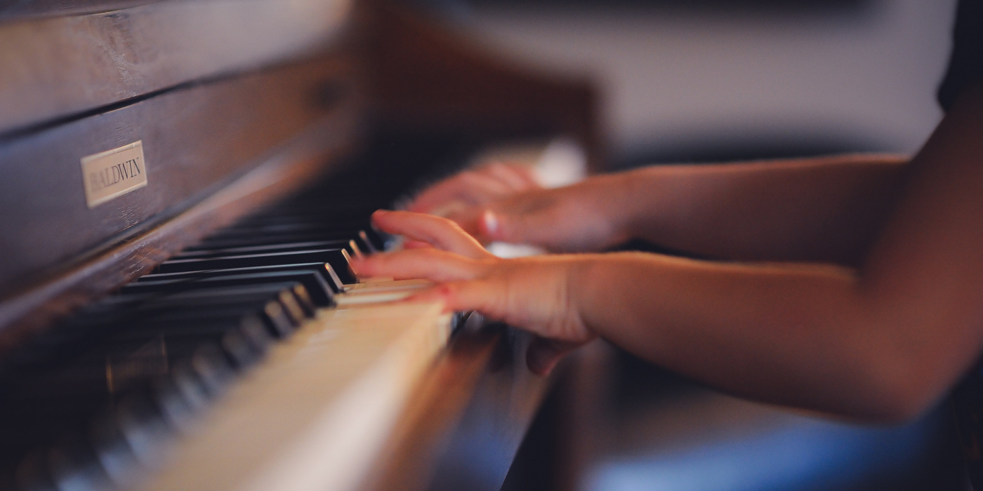 En närbild av en person som spelar piano.