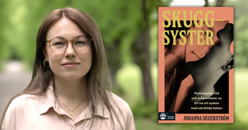 Författaren Johanna Segerström står bredvid omslaget till sin bok, *Skuggsyster*.