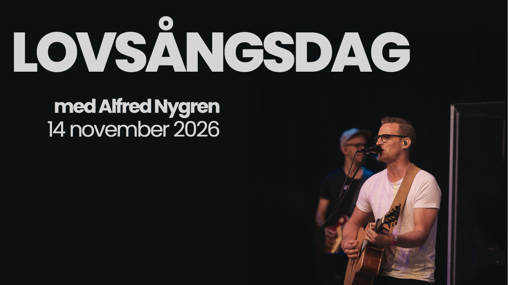 En man som sjunger och spelar gitarr på scenen; texten annonserar evenemanget ”Lovsångsdag”, den 14 november 2026.